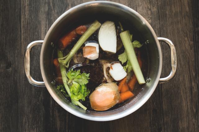 Apprenez à cuisiner un bouillon de légumes avec vos épluchures