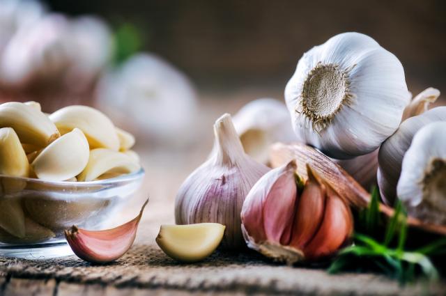 Mettre une gousse d'ail dans ses plantes : cette astuce fonctionne-t-elle vraiment ?
