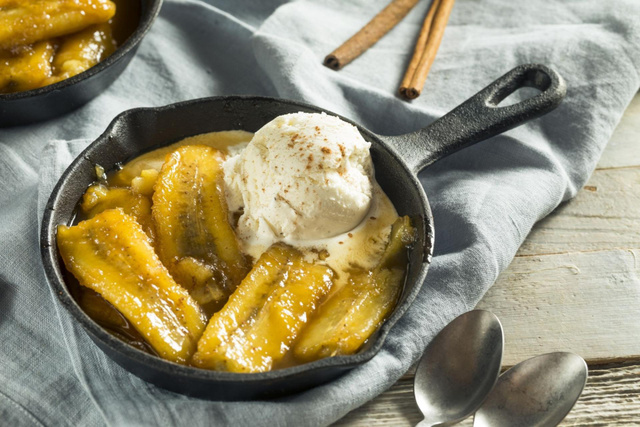 Envie d’un dessert express et dépaysant ? Essayez les bananes flambées au rhum et à la vanille