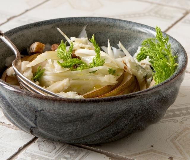 Salade de fenouil à la poire et aux noix. Adobestock