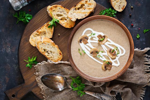 “Mon astuce c’est…” : Cyril Lignac dévoile sa recette de velouté de champignons avec un ingrédient qui change tout !