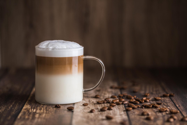 Moins cher et tout aussi délicieux qu’au coffee shop, voici comment réaliser votre café latte cet hiver !