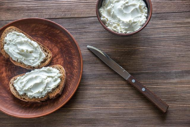 Fromages frais : comment éviter ceux trop gras ou trop salés ? Une diététicienne répond