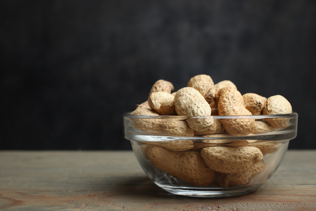 3 bonnes raisons de troquer ses cacahuètes industrielles contre des arachides entières