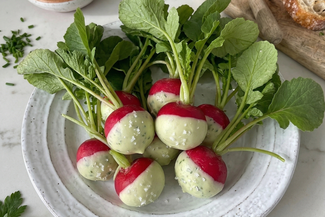 Les radis-beurre revisités : la recette simple mais originale pour votre repas de Pâques