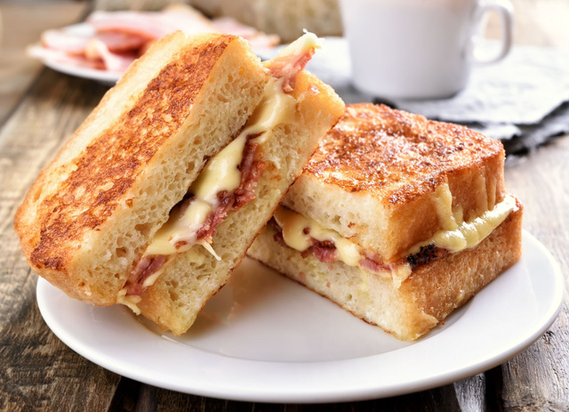 Egg and bacon sandwich. Adobestock