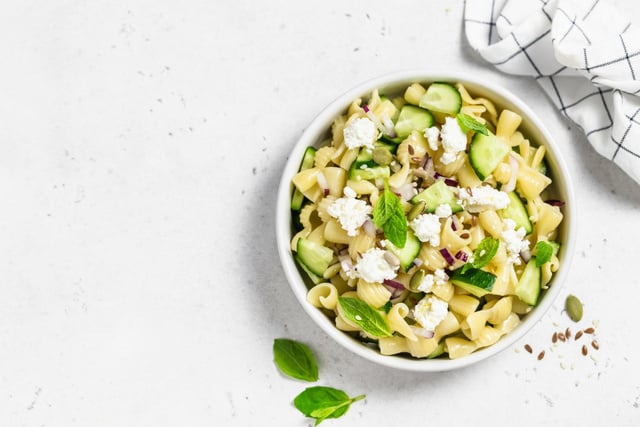 Cette généreuse salade de pâtes à l'avocat et à la feta est parfaite pour l’été !