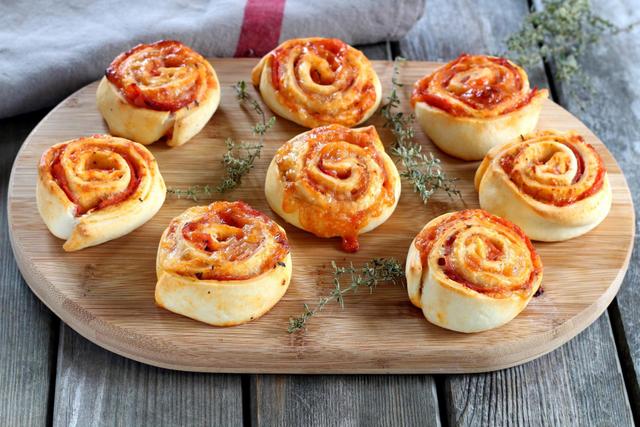 L'apéritif n'a jamais été aussi simple et délicieux avec ces pizzas rolls au jambon prêtes en 10 minutes