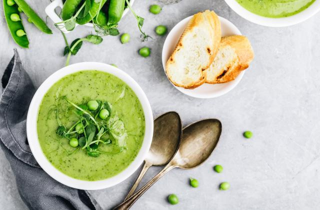 Velouté de courgettes aux petits pois et à la Vache qui Rit. Adobestock