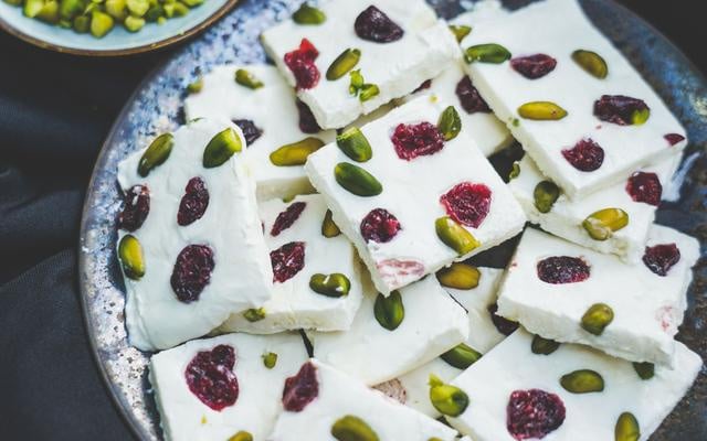 Il fait trop chaud ? Tester ces barres glacées au yaourt ultra faciles à faire maison