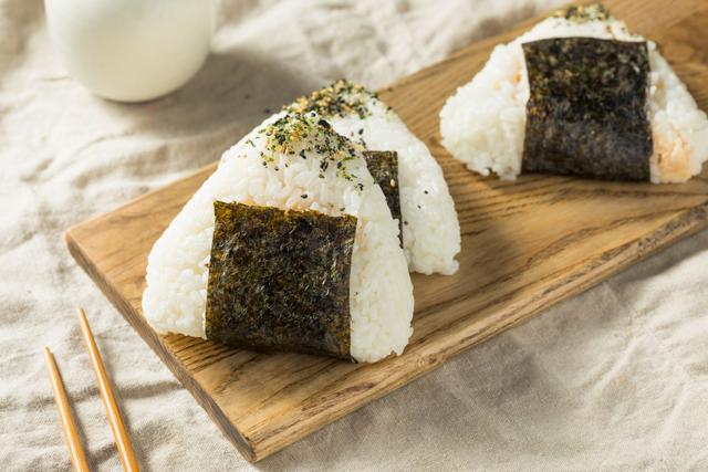 Comment faire de délicieux onigiri ? Ce snack japonais à base de riz très facile à préparer est parfait pour une petite faim !