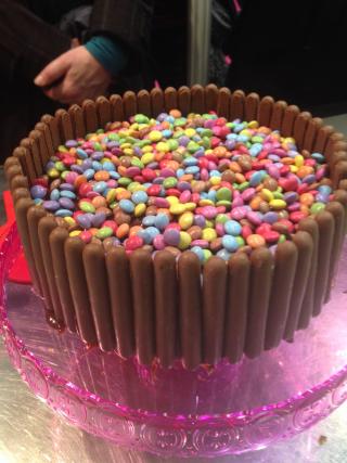 Gateau D Anniversaire Decore Avec Des Bonbons